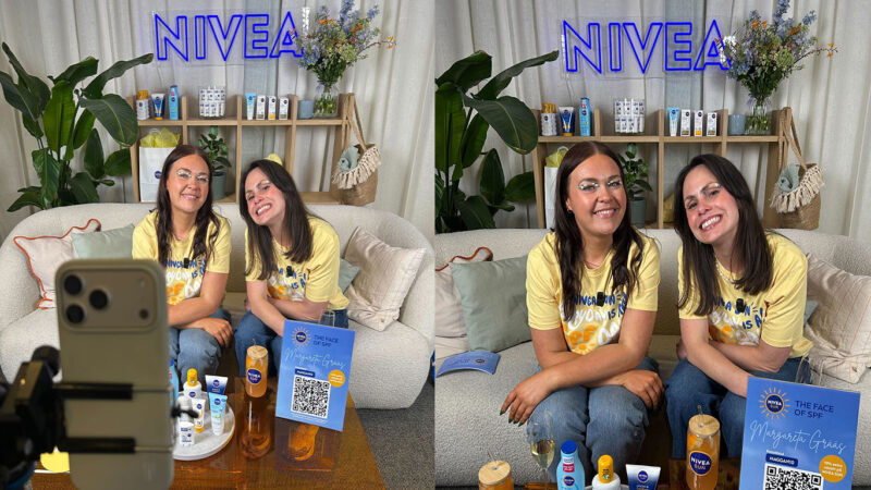 Margareta Grääs, influencer och make up-artist, och Karolina Ståhl, marknadsansvarig på NIVEA Sverige, under livesändningen i vår uppbyggda NIVEA-studio.